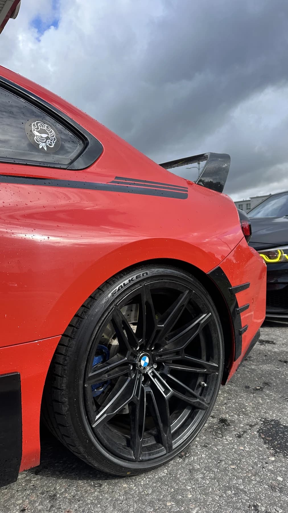 Automobilio galinio rato ir spoilerio detalė.